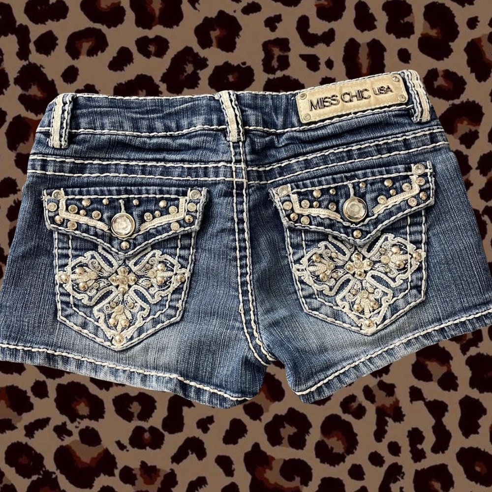 cute mcbling y2k bedazzled shorts
• size: small
• msg me for measurements !! <3
